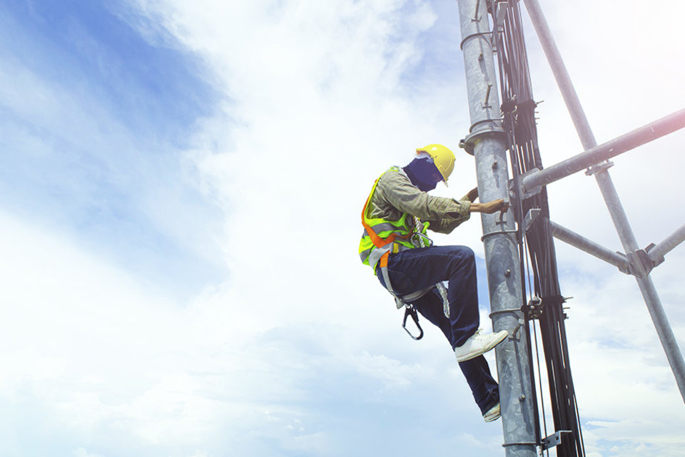 How to win big in the telecoms industry with field service automation How to win big in the telecoms industry with field service automation